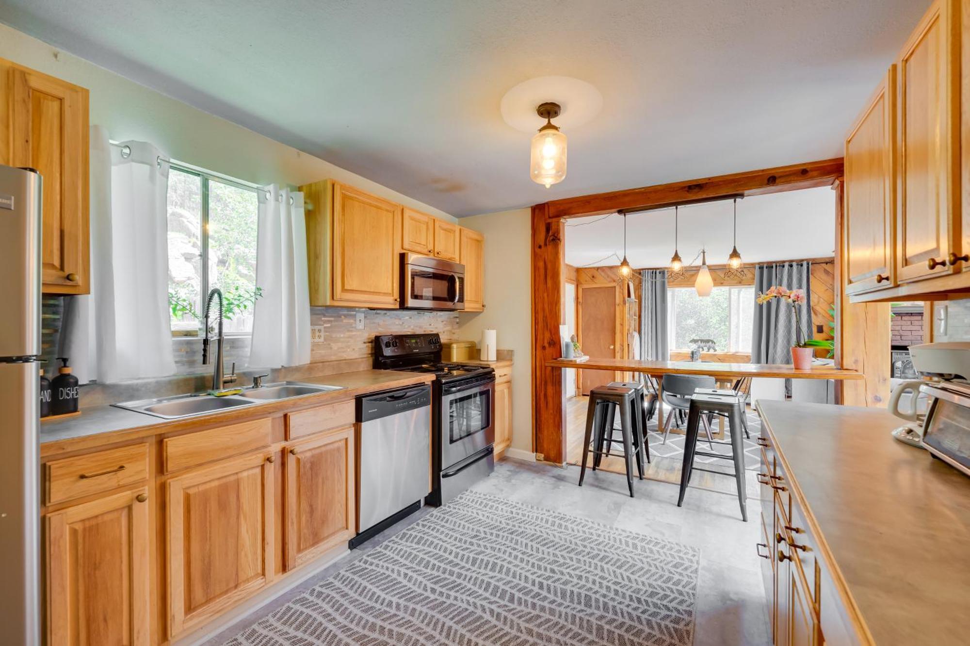 Stunning Golden Home With Deck About 35 Mi To Denver! 外观 照片