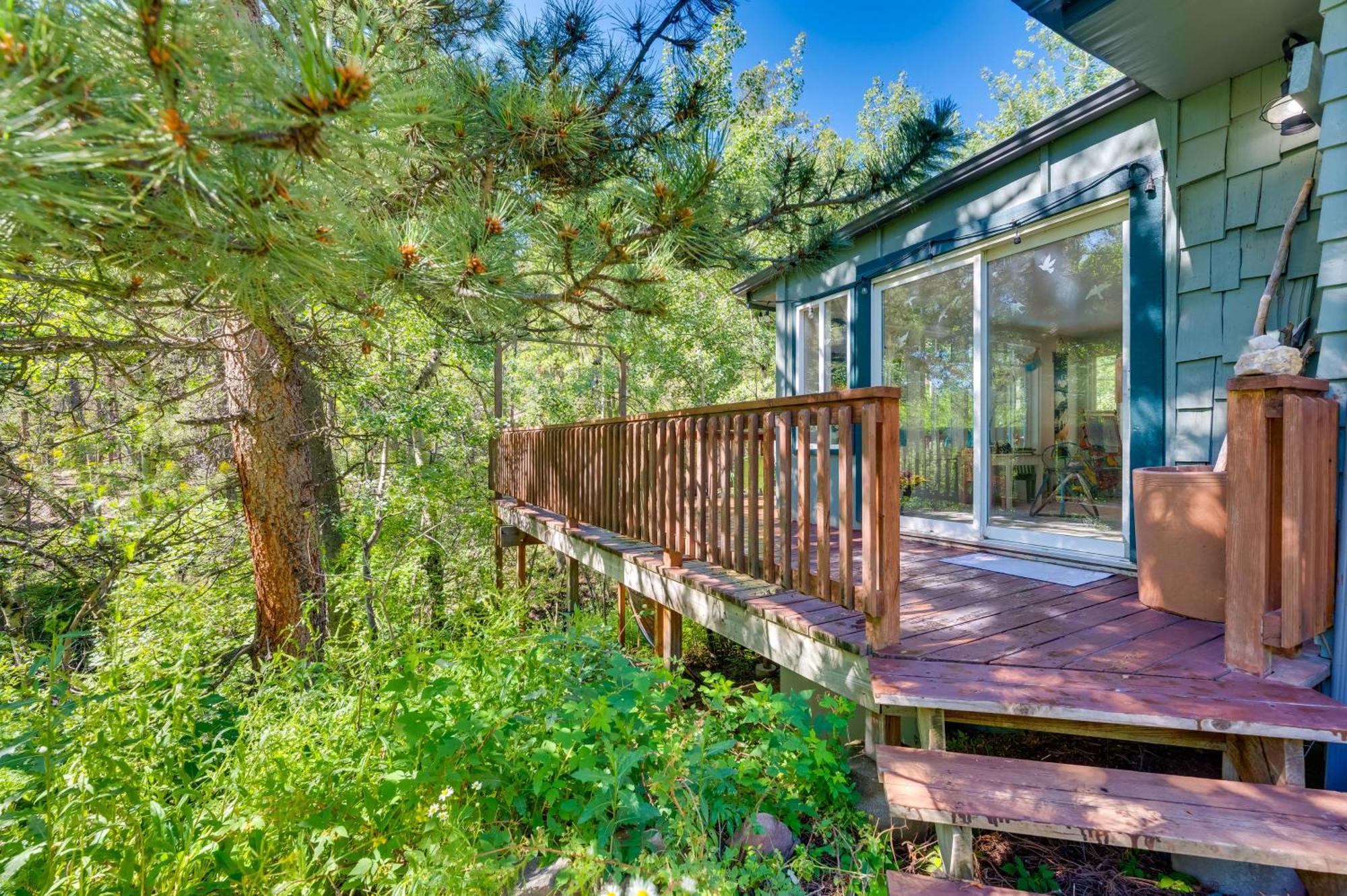 Stunning Golden Home With Deck About 35 Mi To Denver! 外观 照片